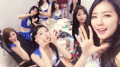 怀拥爱犬嘟嘴卖萌，完美侧颜回眸一笑：韩国最美啦啦队长朴姬兰的甜辣魅力